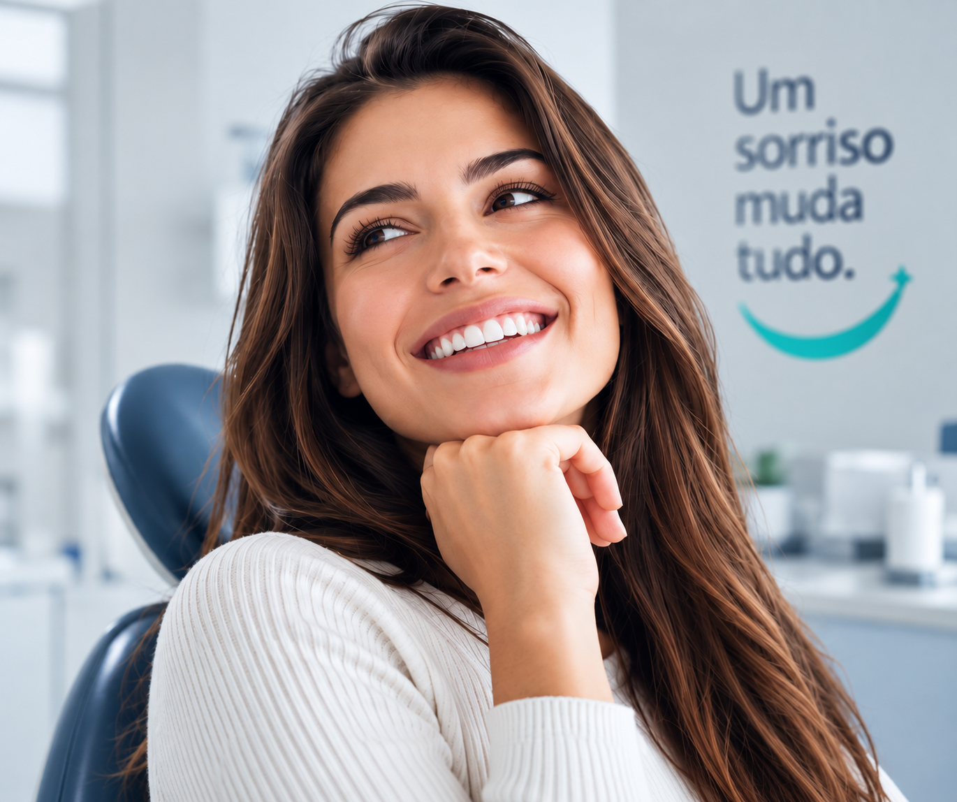 Mulher sorrindo em uma clínica odontológica